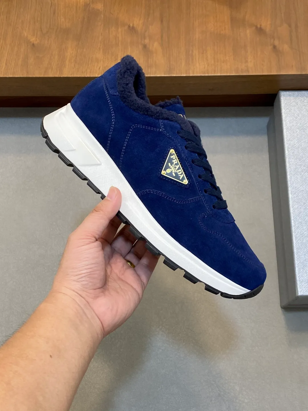 💰780 Prada/Prada Autumn and winter men's leather lace-up sneakers. Top-quality goods produced in Dongguan. Imported Nappa cowhide leather upper with raised layered design. Light and breathable, soft and comfortable. Genuine calfskin leather edging has a distinctive sporty style. The leather tongue is equipped with the classic PRADA letter red rubber label badge to fully display the brand style. The transparent air-cushion midsole is equipped with a lightweight tread rubber outsole. It is light and increased by about 4CM. The inner lining is Excellent foot feel. Comes with original packaging. 38-44 (customized at 45). Size: 39-40-41-42-43-44. Standard leather shoe size.